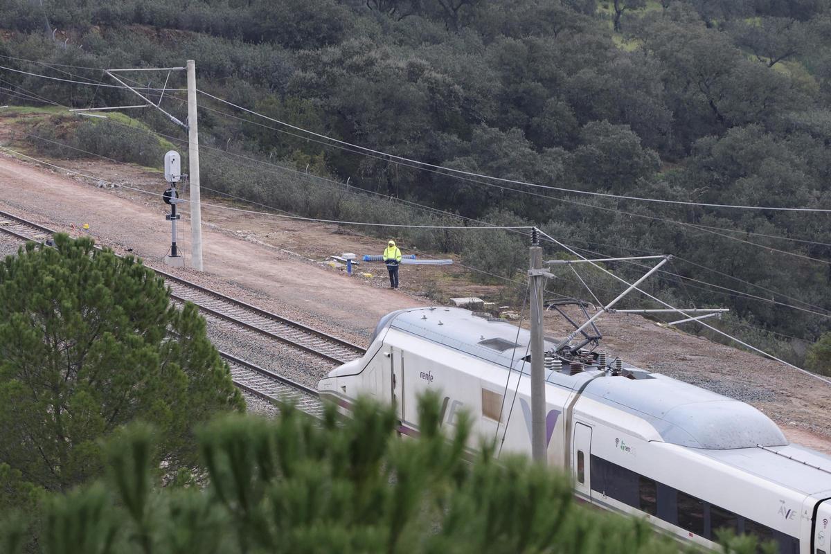 Archivo - Imagen de un tren AVE de Renfe a su paso por el tramo de vía, completamente restaurado, donde ocurrió el trágico accidente del pasado 18 de enero en Adamuz (Córdoba).