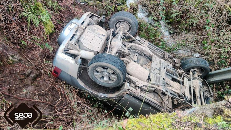 Un herido al salirse de la vía y caer a un arroyo en la carretera a Folgoso, en Ibias