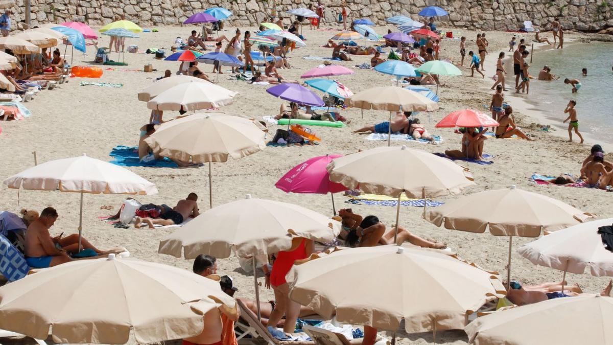 Turistas en la playa de Santa Eulària el pasado verano. 