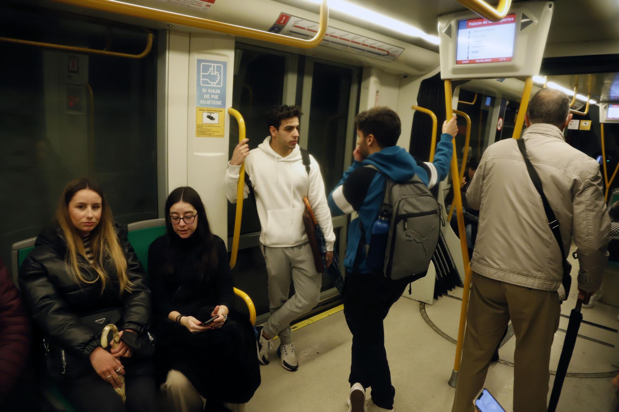 Málaga, el primer día sin mascarillas en el transporte público, en imágenes