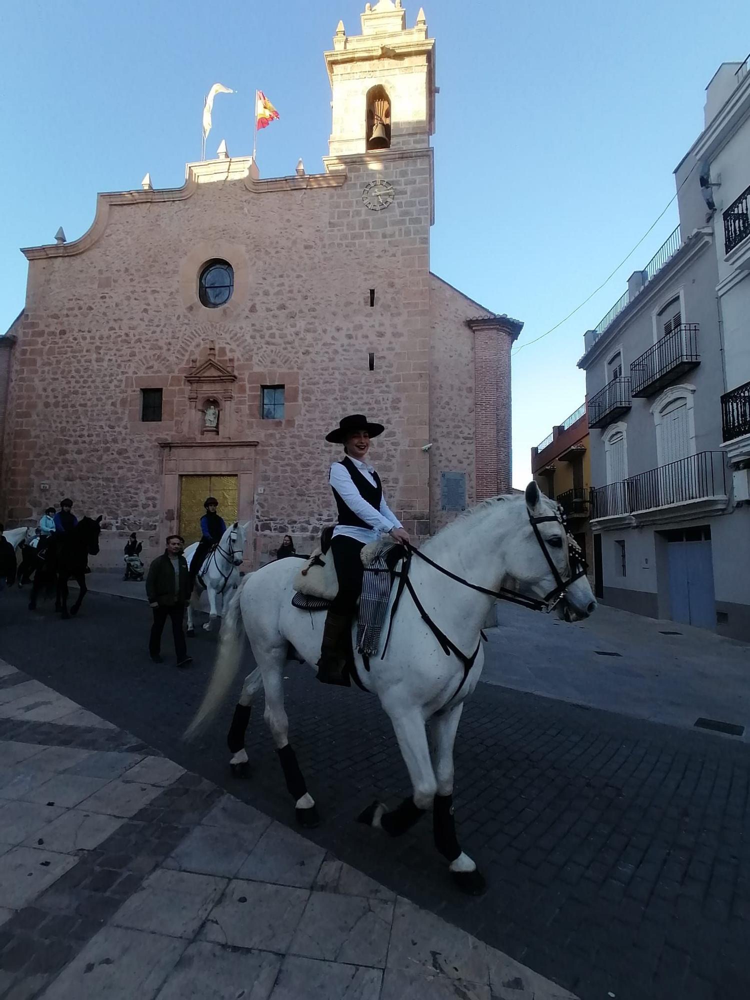 La Vall recupera su multitudinario pasacalle de Sant Antoni