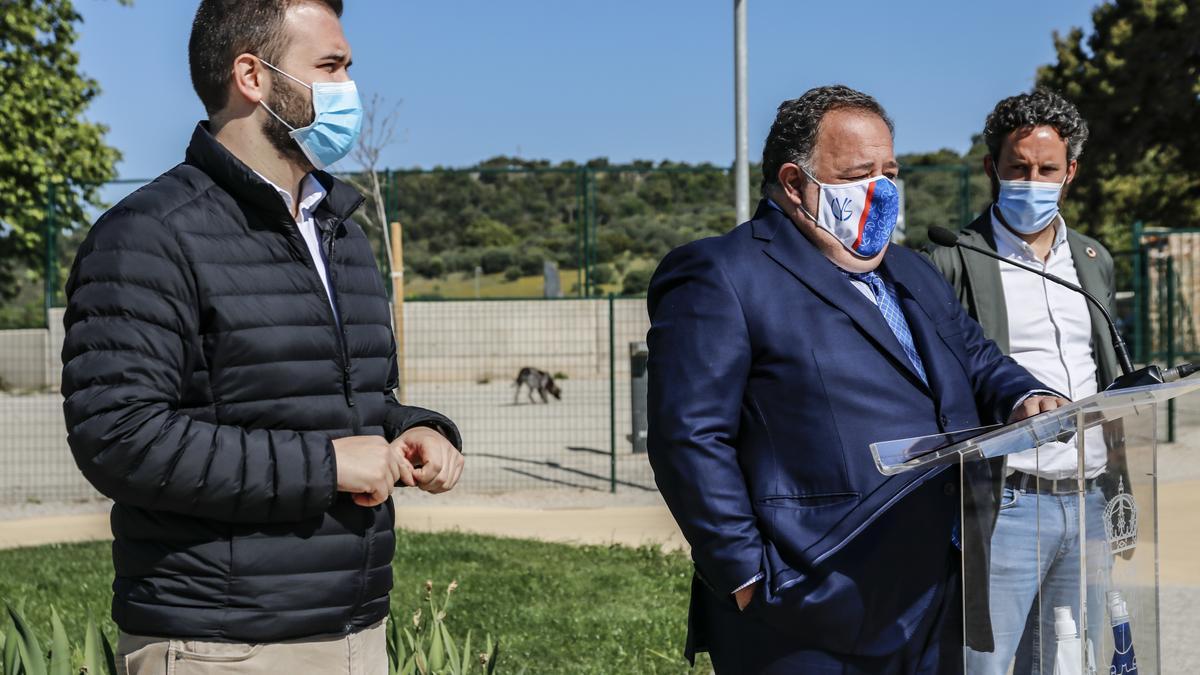 Salaya y Licerán, en mayo durante la presentación de una campaña, flanquean a Chacón, gerente de Conyser.