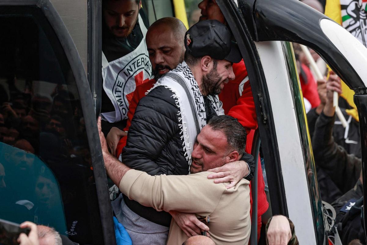 Palestinos celebran la liberación de varios rehenes por parte de Israel.