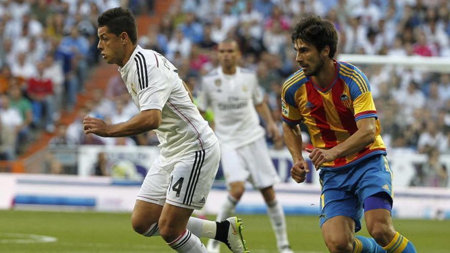 Chicharito, con el Real Madrid, en un partido frente al Valencia en 2015 | EFE/Víctor Lerena