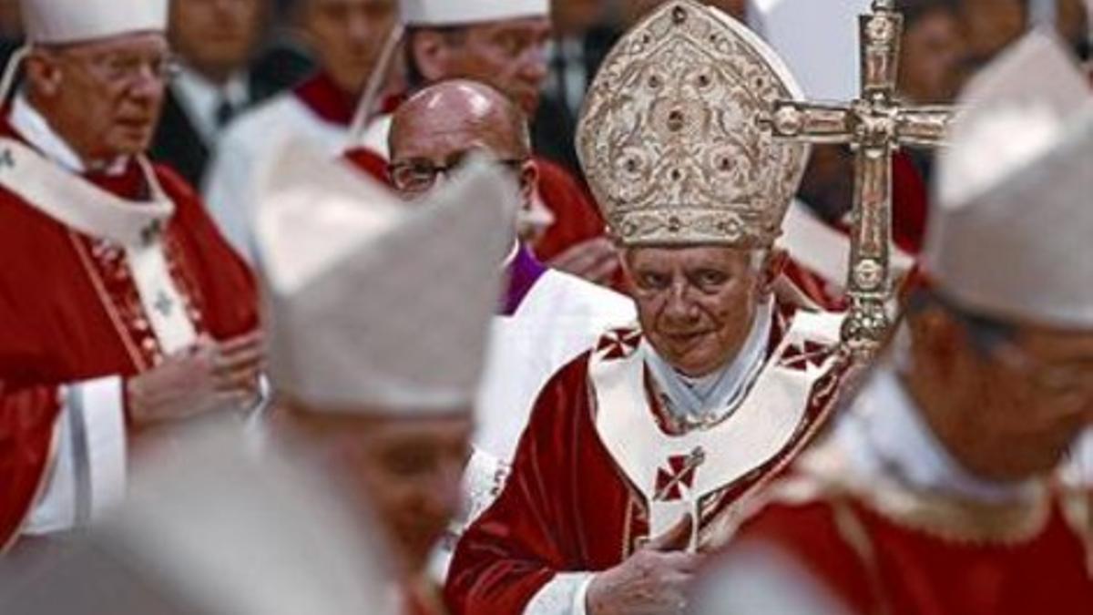 El Papa, en la basílica de San Pedro tras nombrar a 38 arzobispos, ayer.