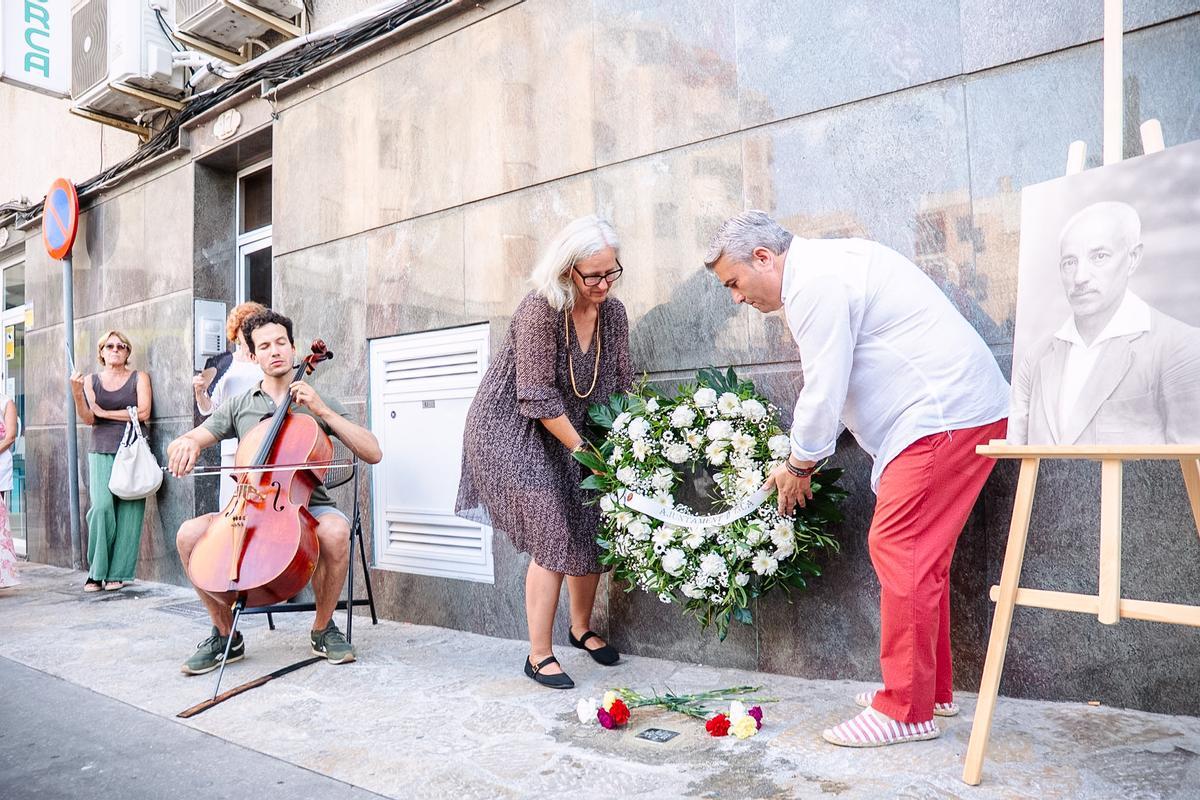 Alice Weber y Virgilio Moreno depositan una corona de flores durante el acto de reconocimiento.