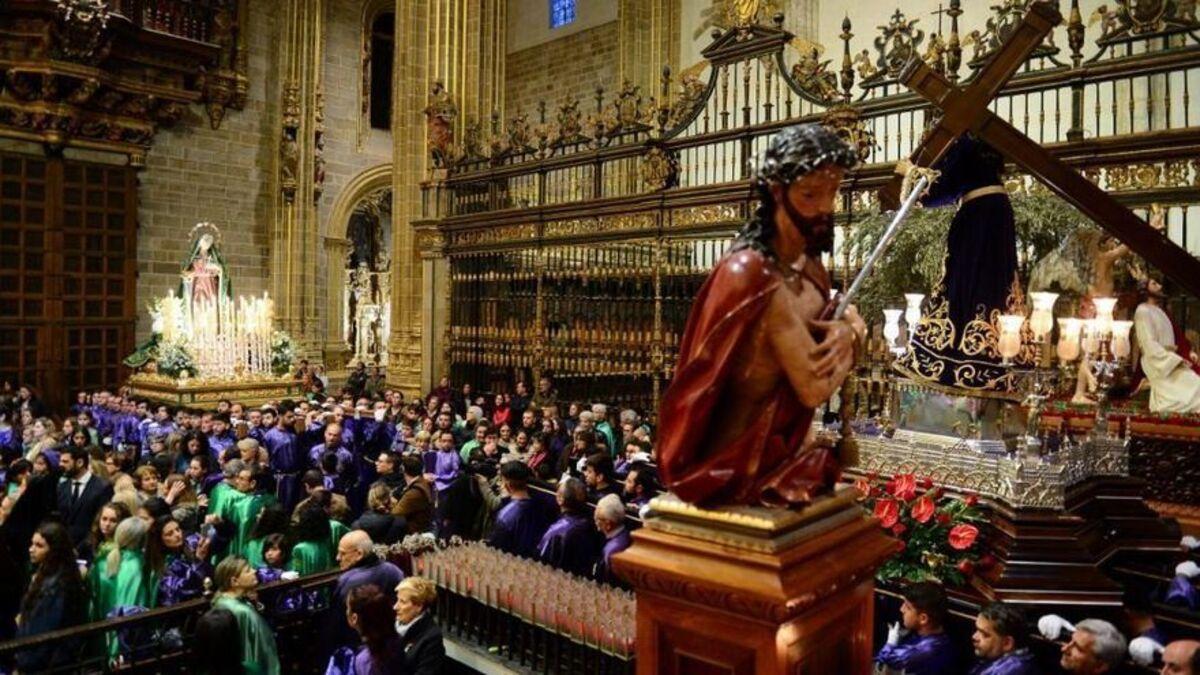 Dos imágenes, en Santo Domingo, de donde saldrán la mayoría de las procesiones en Plasencia.