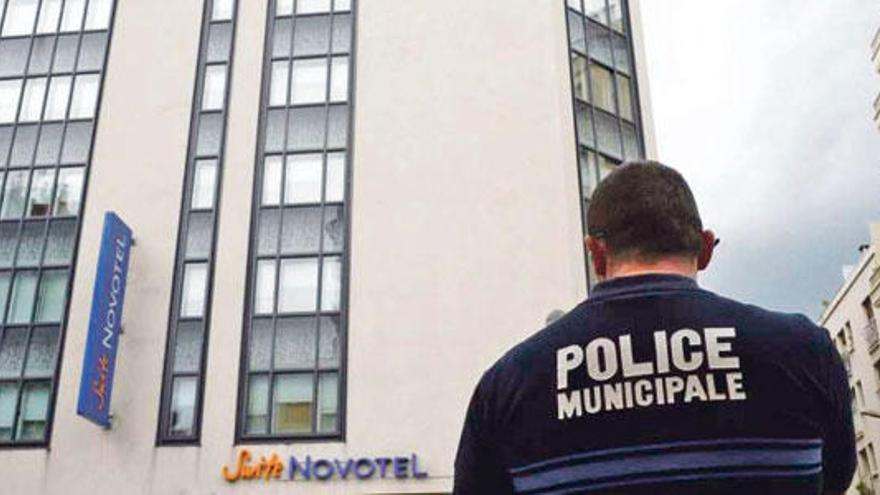 Un policía, frente el hotel de Cannes donde se produjo el robo millonario el pasado 17 de mayo.