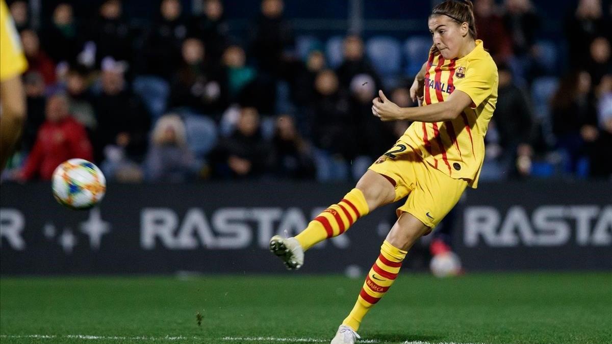 Patricia Guijarro remata un balón en una acción del derbi.