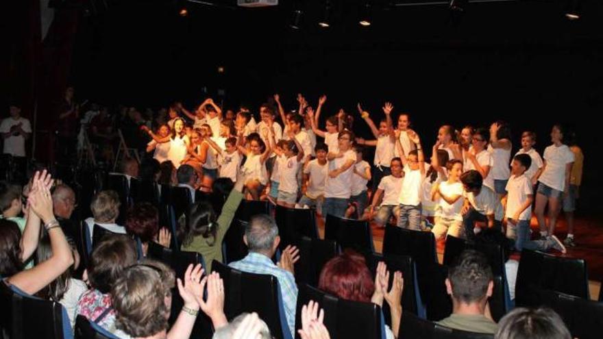 Un grupo de participantes en el campamento pone en escena una coreografía.