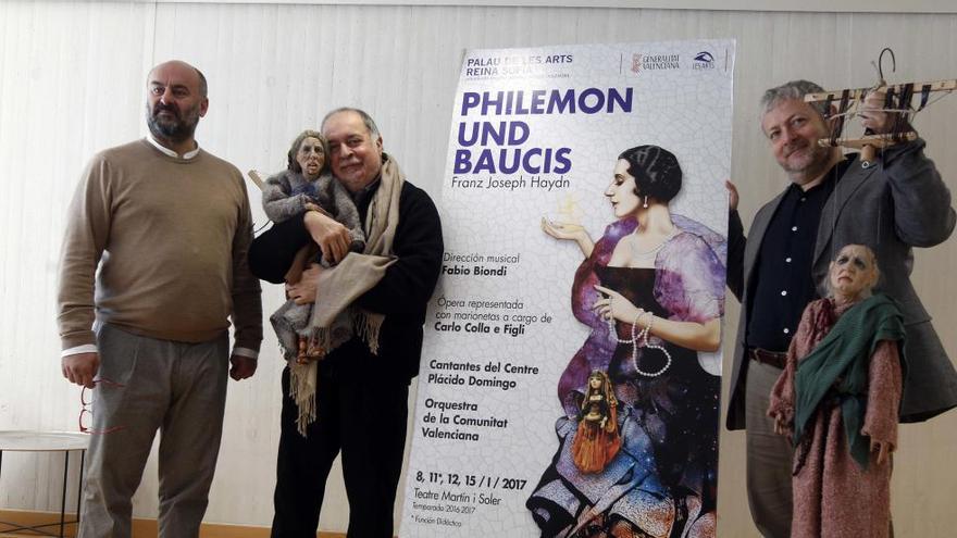 Davide Livermore, Eugenio Monti Colla y Fabio Biondi posan con las marionetas protagonistas de «Philemon und Baucis», ayer en Les Arts.