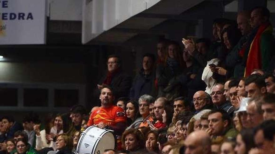 El público volverá a vibrar en el pabellón con el balonmano. // G. Santos