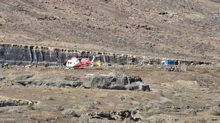 Muere una mujer y su hija está en estado grave tras precipitarse con un 'buggy' a un rofero de Lanzarote