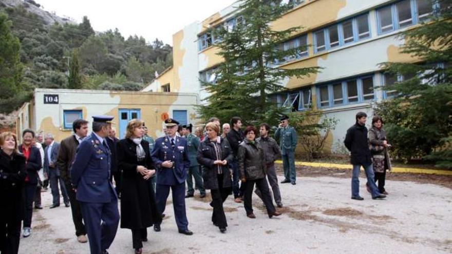 El acuartelamiento de Aitana durante una visita de responsables del Ministerio de Defensa.