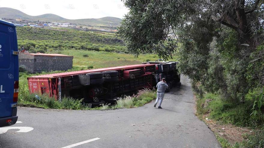 Vuelco de un camión en Telde