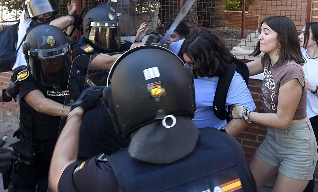 Todas las imágenes de la protesta por la Ebau y las cargas policiales junto a la Consejería de Educación