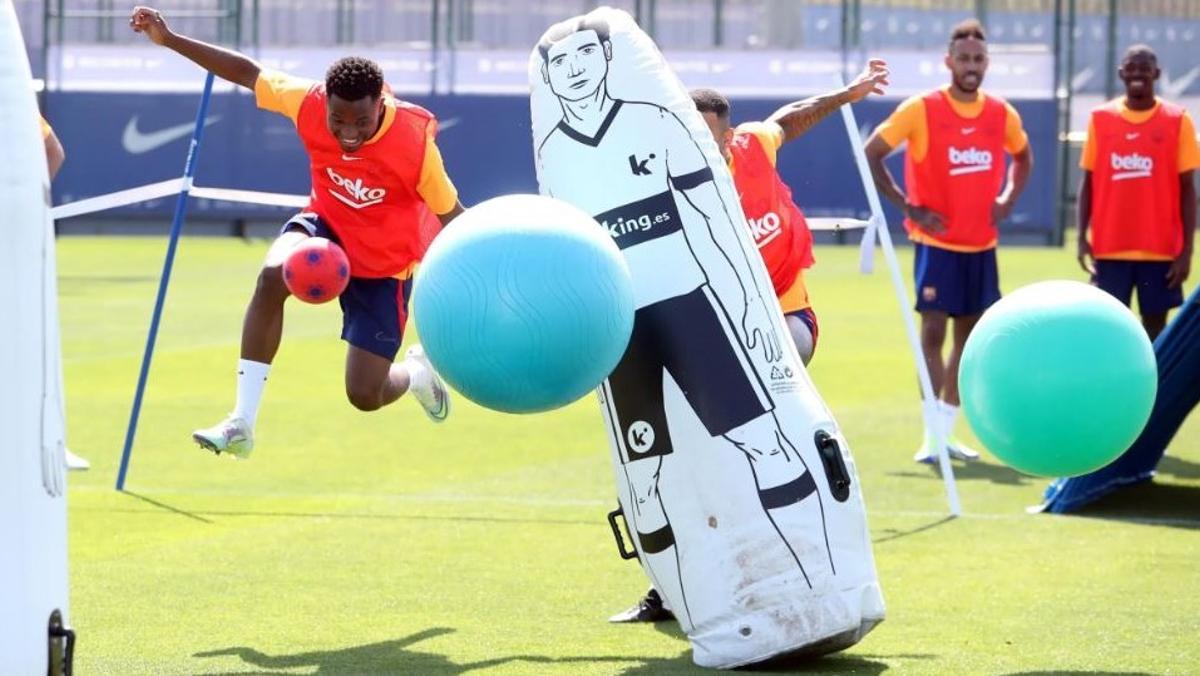 Ansu Fati esquiva balones en un ejercicio.