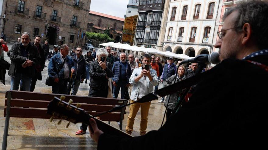 Jorge Otero, durante el concierto de ayer en El Parche. | MARA VILLAMUZA