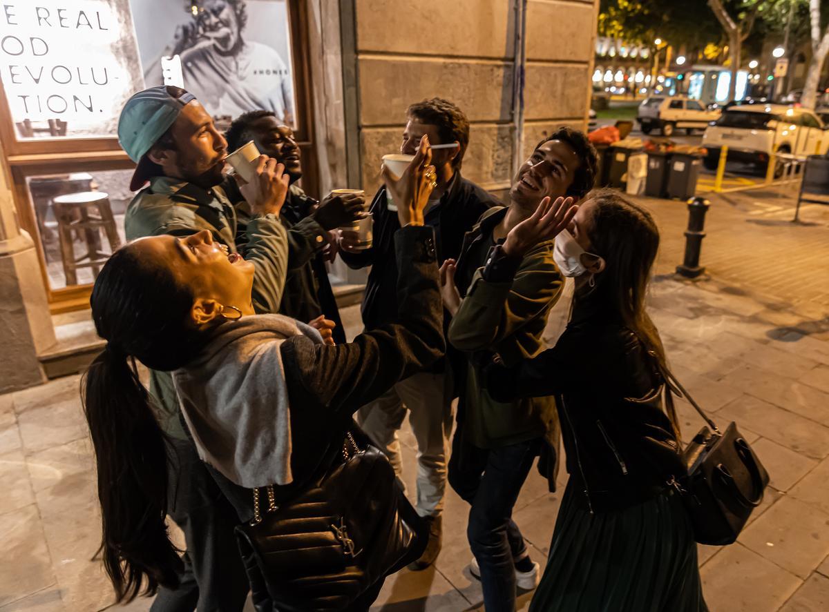 Un grupo de franceses bebe en la plaza de les Olles (Born), la madrugada del viernes al sábado.