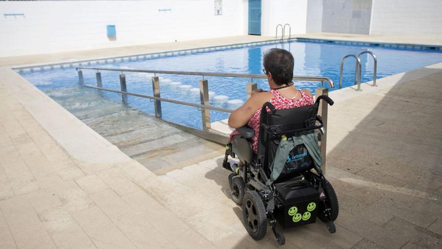 María José Fernández frente a la rampa de acceso a la piscina de su comunidad de propietarios | JUAN CARLOS CAVAL