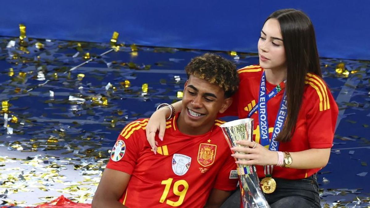 ÁLEX PADILLA LAMINE YAMAL GLOBE SOCCER AWARDS El espectacular vestido palabra de honor de Álex