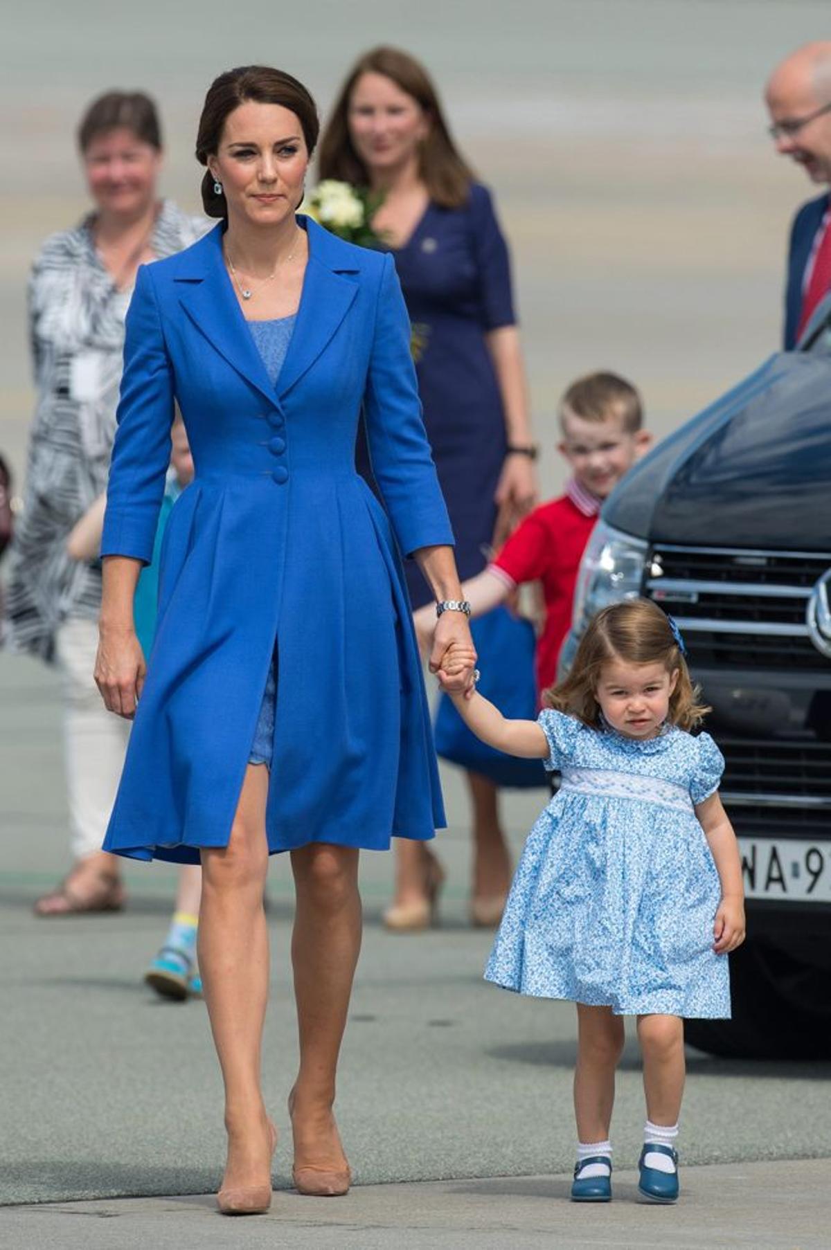 Kate Middleton y la princesa Charlotte conjuntadas de azul