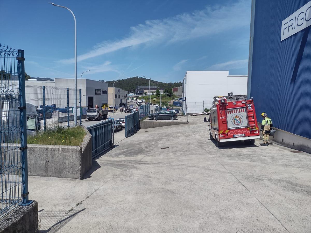 Personal de emergencias en el lugar del accidente laboral.