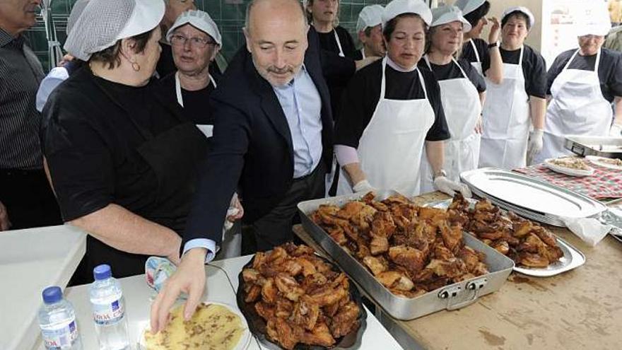 El alcalde, Javier Losada, ayer, durante su visita a la fiesta de los chicharrones de Feáns. / víctor echave