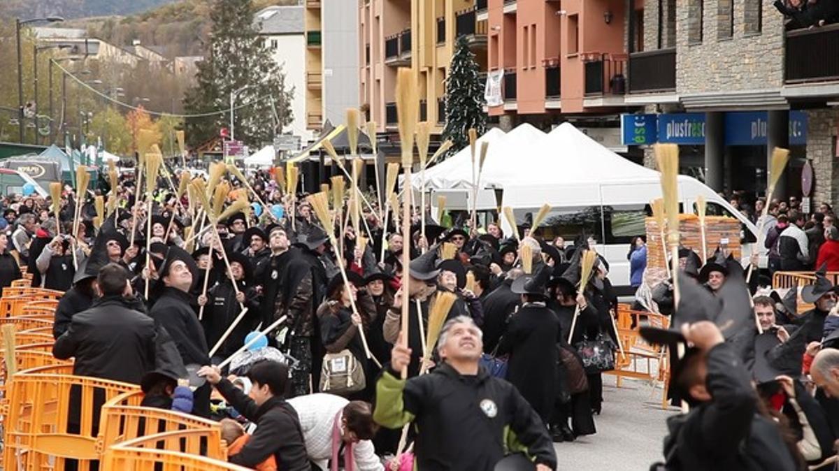 Rècord Guinness amb més de 3.000 persones vestides de bruixa a Sort. Rècord Guinness amb més de 3.000 persones vestides de bruixa a Sort.