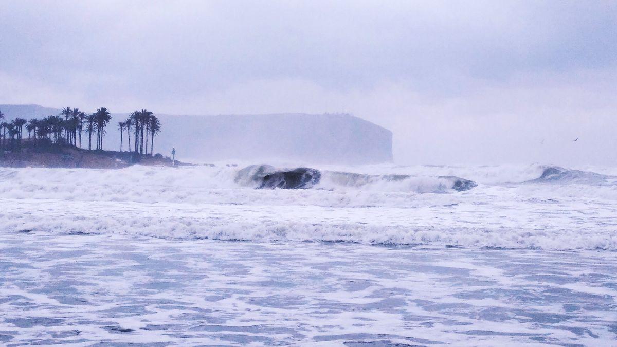 El fuerte oleaje está azotando la playa del Arenal y todo el litoral de la Marina Alta