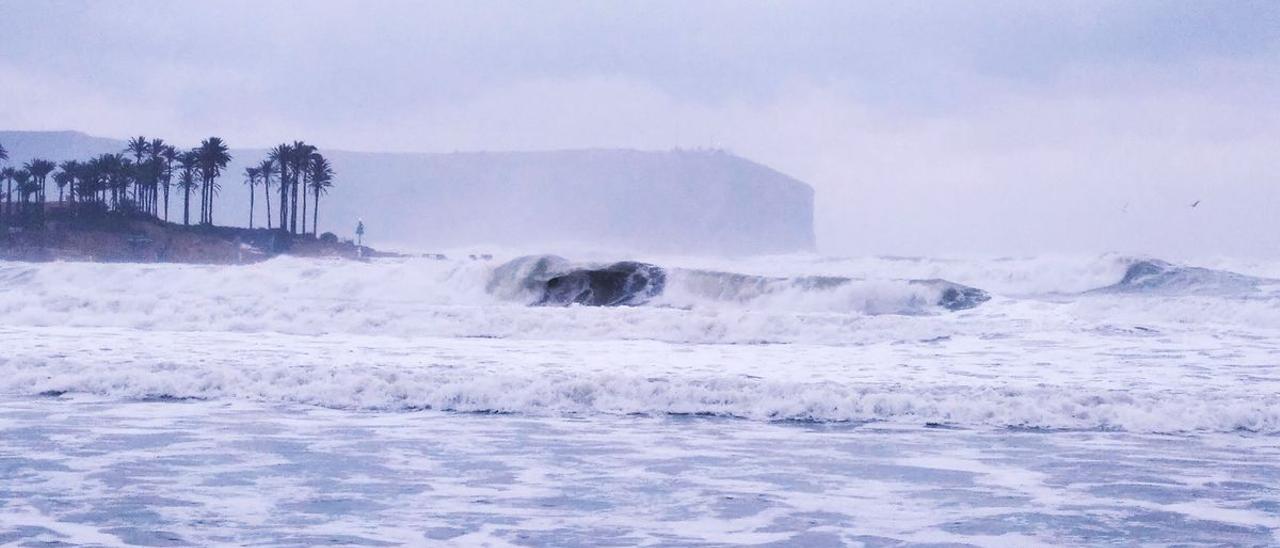 El fuerte oleaje está azotando la playa del Arenal y todo el litoral de la Marina Alta