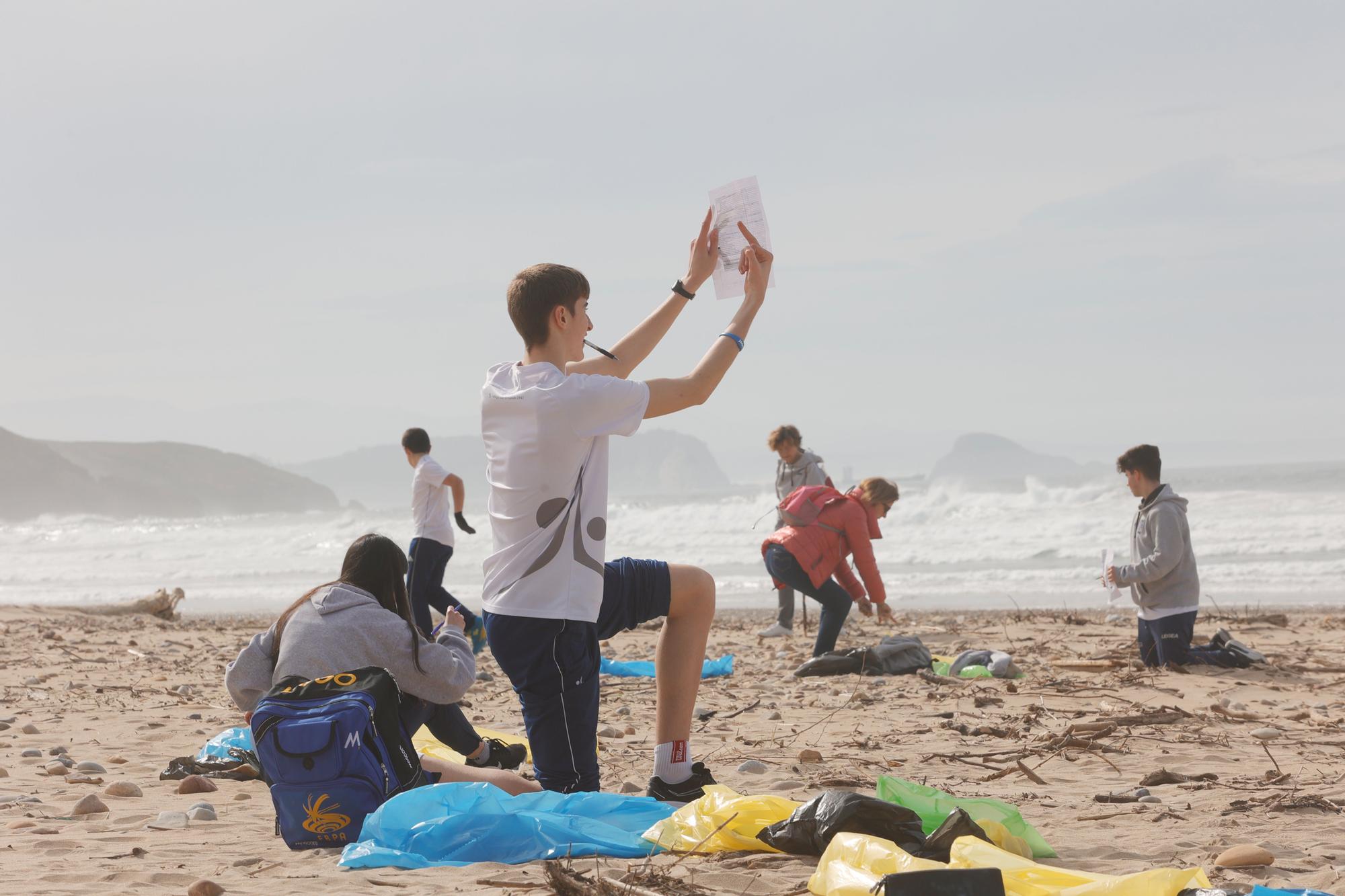 EN IMÁGENES: alumnos del colegio San Fernando limpian la playa de Xagó