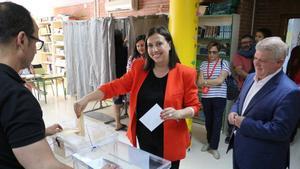 Sonia Almela votó el 28M acompañada por José Vélez.
