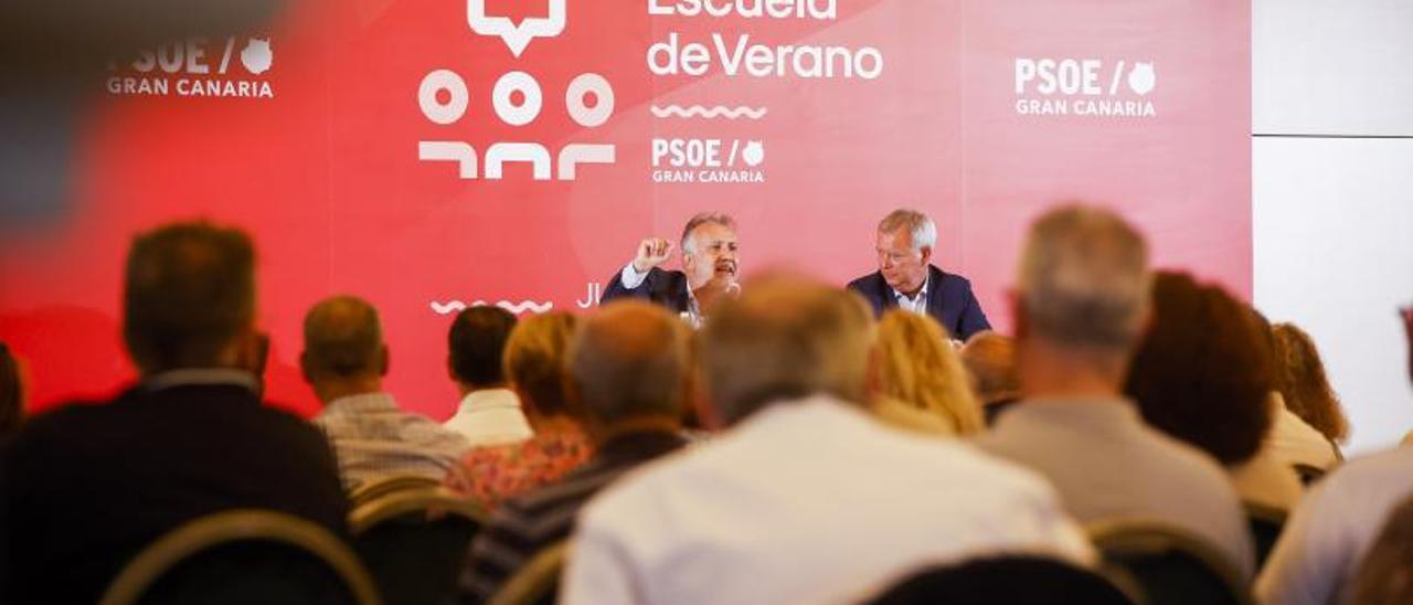 El presidente del Gobierno, Ángel Víctor Torres, y el secretario insular del PSOE de Gran Canaria, Sebastián Franquis (derecha), ayer en el Hotel Santa Catalina. | | LP/DLP