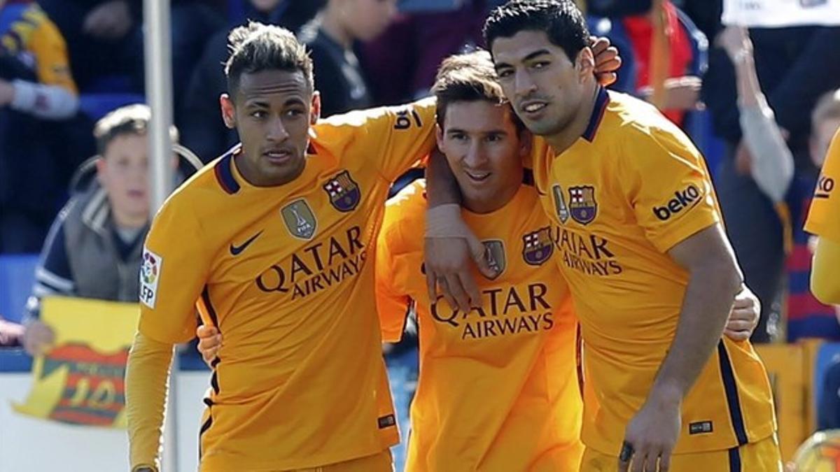 Luis Suárez celebra el gol al Levante junto a Messi y Neymar en el Ciutat de Valencia.