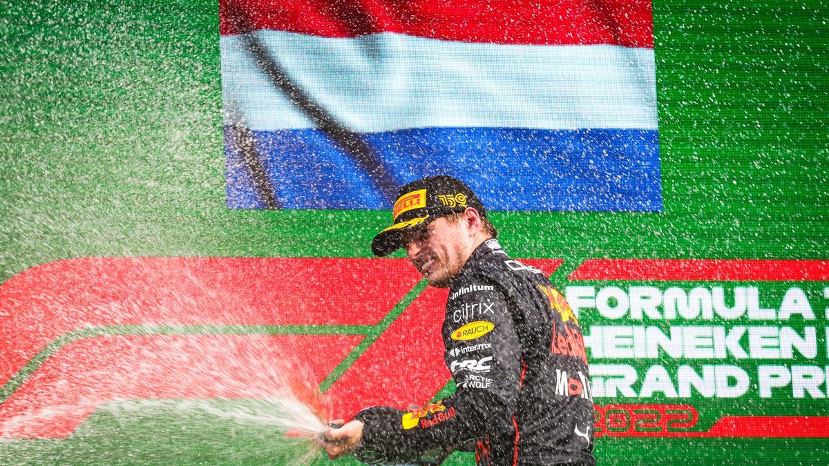 Max Verstappen celebra su victoria en Japón.