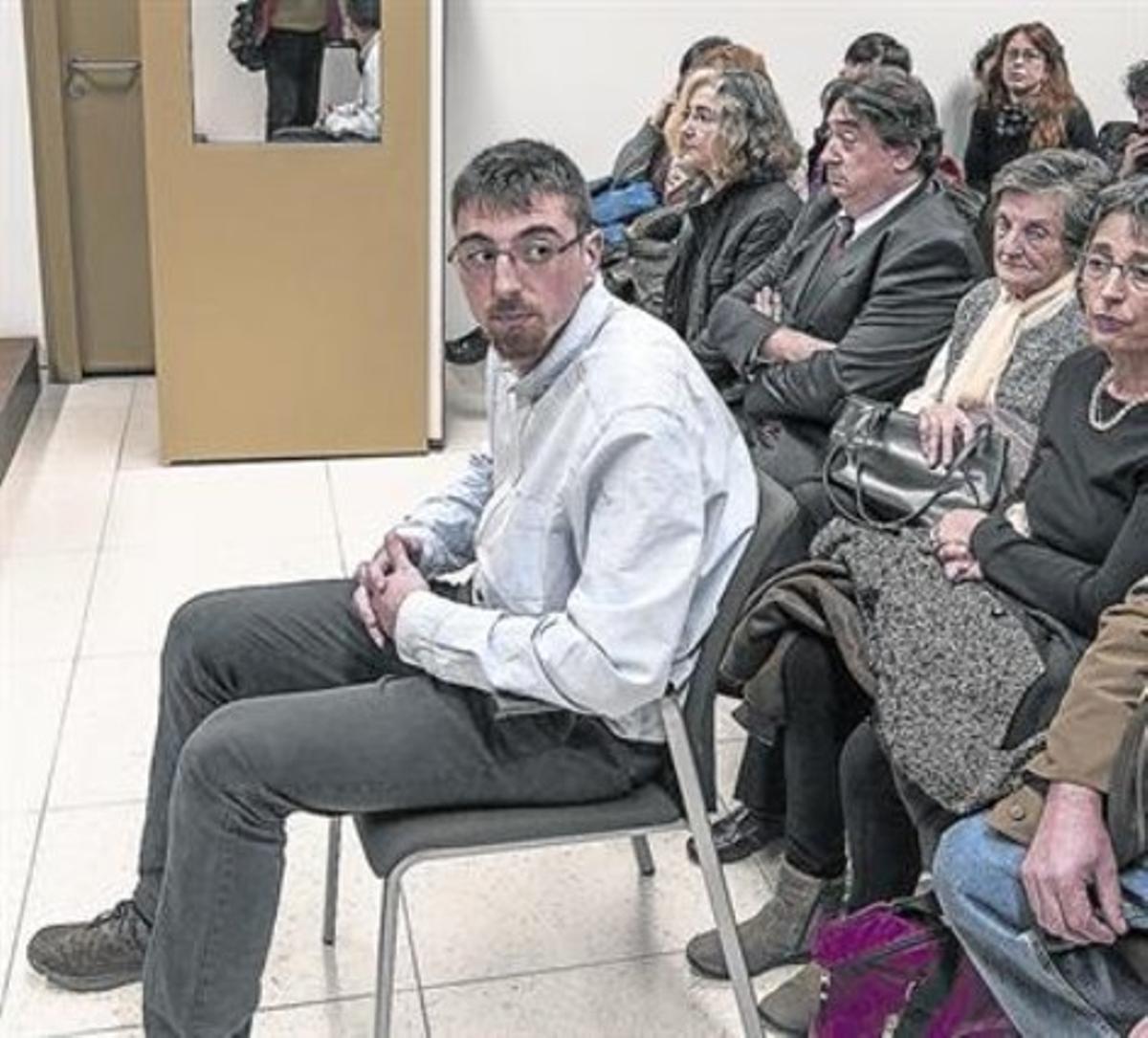 Arturo Liesa, assegut davant de la seva mare, ahir, en la sala de vistes. Arturo Liesa, assegut davant de la seva mare, ahir, en la sala de vistes.