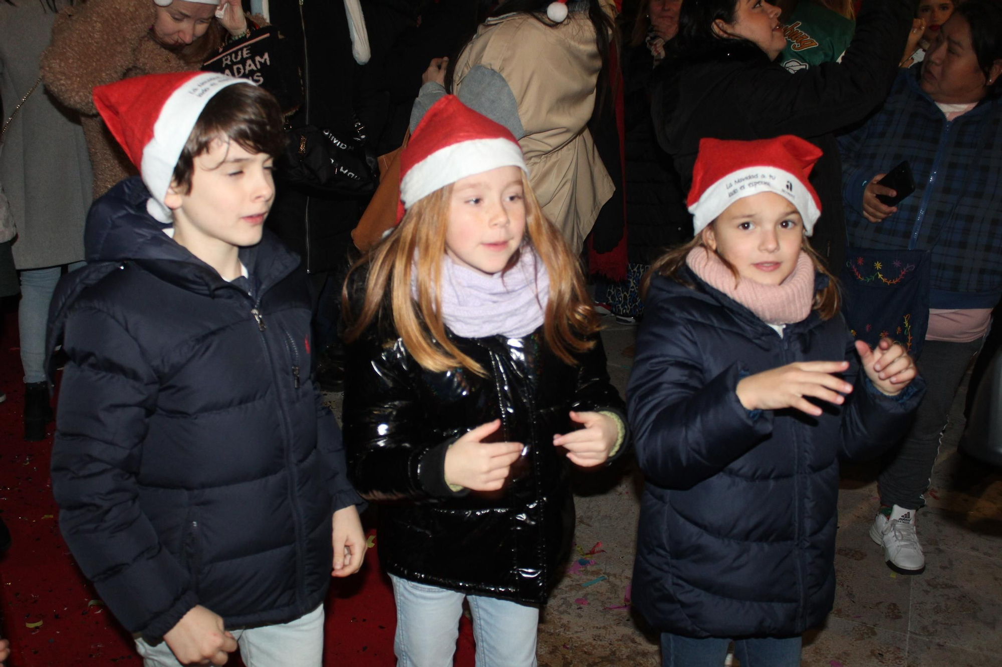 Villaviciosa 'descorcha' la Navidad con un brindis multitudinario