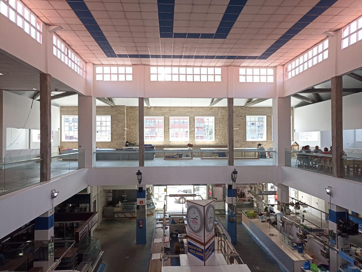 Interior da renovada praza de abastos de Noia