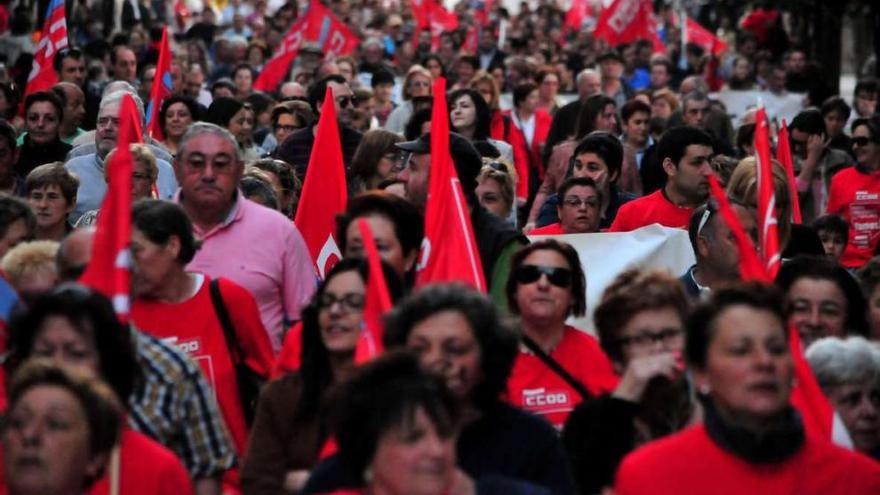 Los manifestantes, a su paso por la calle Castelao, rumbo a la plaza de Ravella, donde concluyó la marcha.  // Iñaki Abella