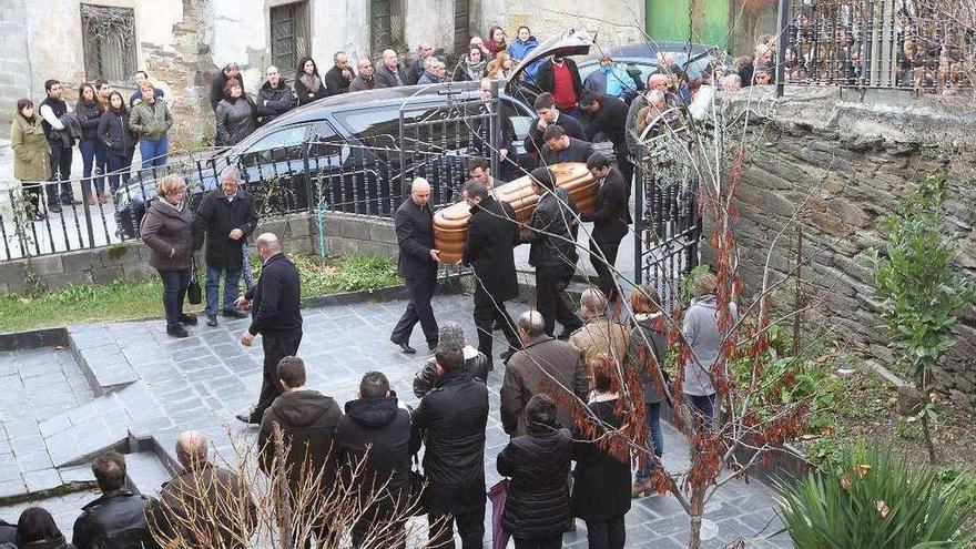 La llegada del féretro a la iglesia parroquial de Casaio. // Iñaki Osorio