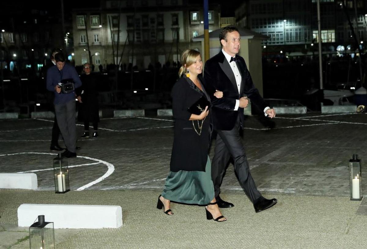 La arquitecta coruñesa Elsa Urquijo y su acompañante a su llegada al Real Club Náutico de A Coruña.