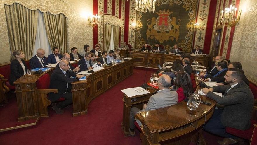 Alicante se une contra el Gobierno central y refuerza su rechazo a los macrodepósitos en el puerto