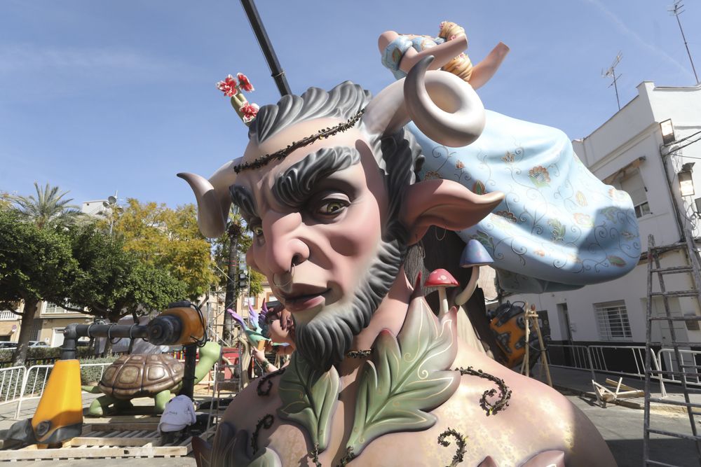 La Falla de la Plaza Rodrigo del Port de Sagunt toma forma