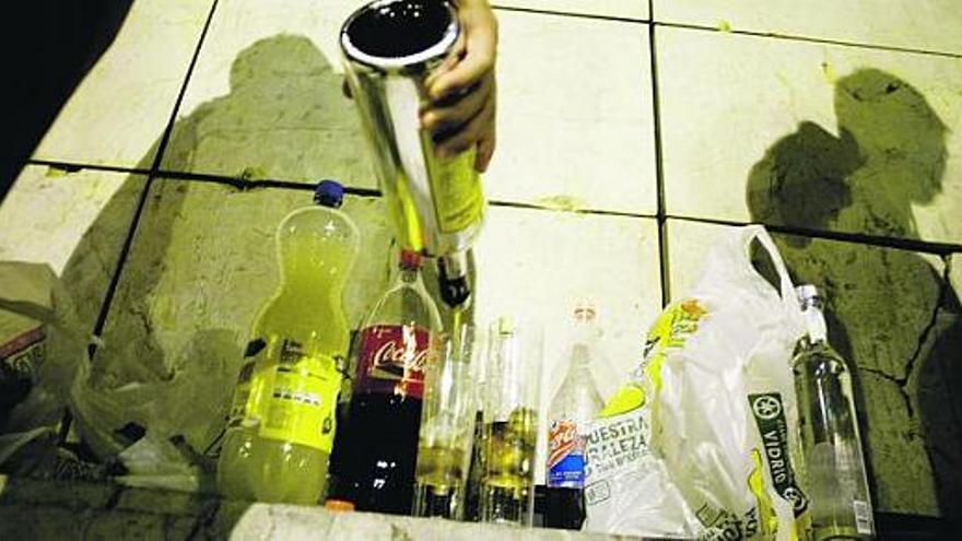 «Botellón» de jóvenes en la plaza Hermanos Orbón de Avilés.