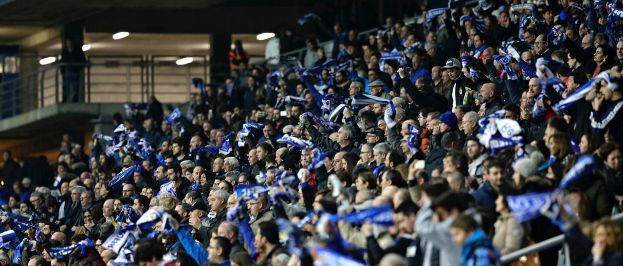 Afición del Oviedo en el Tartiere