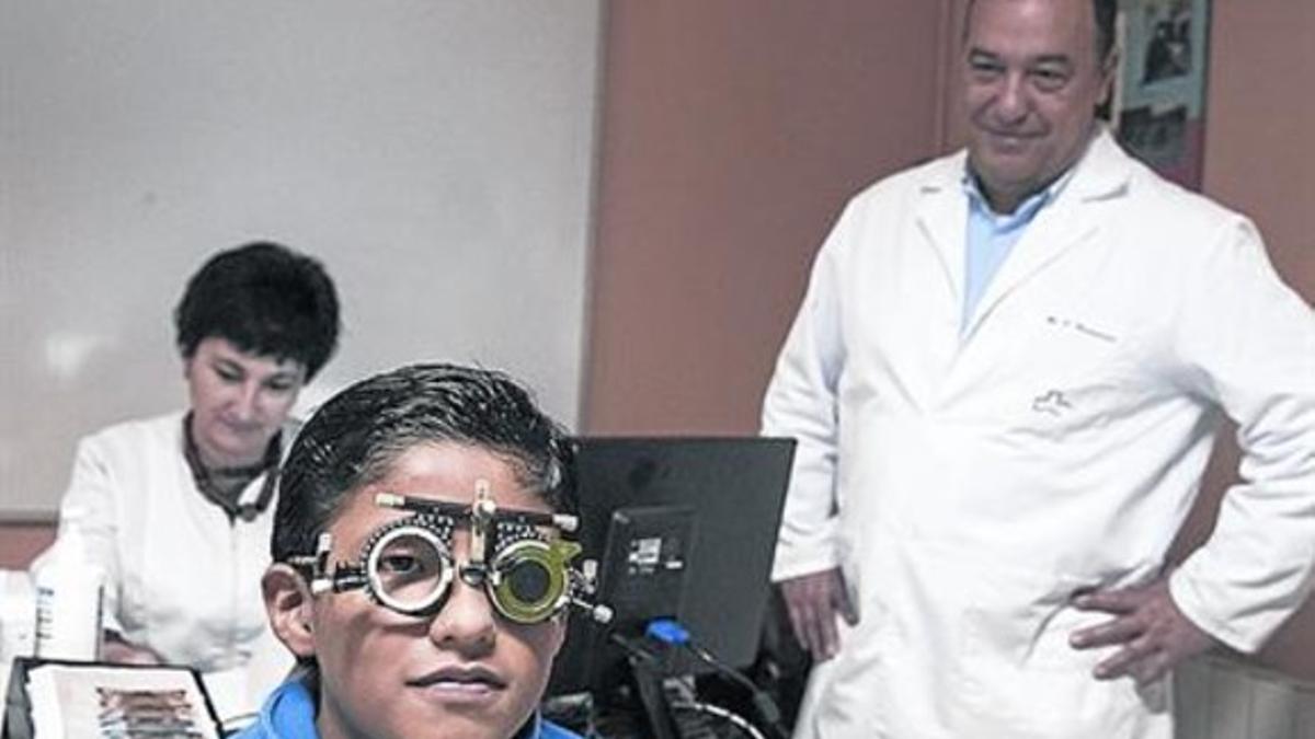 Revisión de Alejandro José Toro. Al lado, el oftalmólogo Castanera.