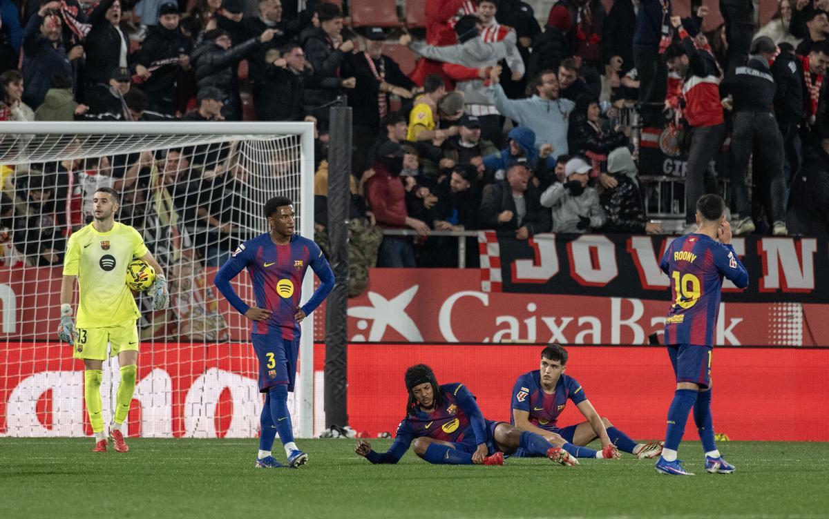 Koundé se duele del pisotón de Echeverri en la jugada del gol del Girona.
