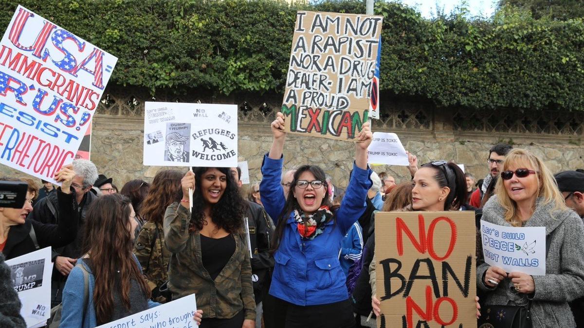 Manifestación contra Donald Trump frente al consulado de EEUU en Barcelona