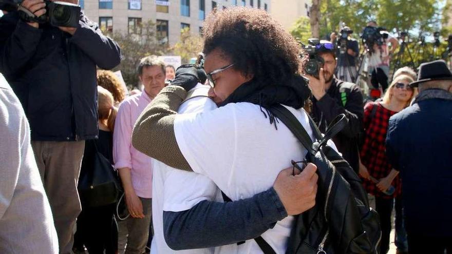 Ana Julia Quezada se abraza a Ángel Cruz, padre de Gabriel. // Rafa González